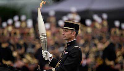 El desfile del Día de la Bastilla en París incluye a la antorcha olímpica en un año excepcional