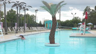 Adult-only pool club opens in Des Moines