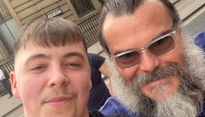 Man walks out of Wetherspoon and sees Jack Black taking a stroll