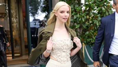 Anya Taylor-Joy flashes her toned abs in crochet cropped top