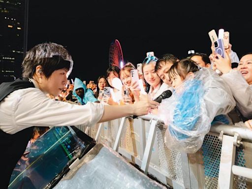 五月天香港Day3險遇「紅雨警報」 提詞機罷工、阿信傻了│TVBS新聞網