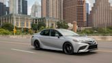 Toyota Camry Hibrido del 2023, suave, económico y fiable