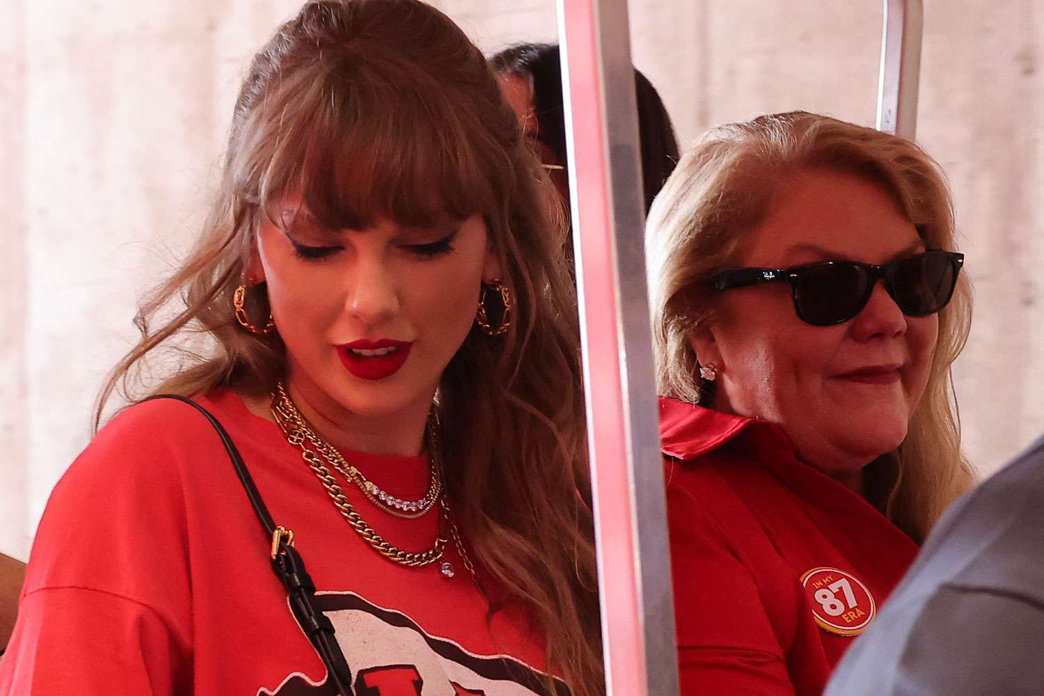 Taylor Swift's Mom Andrea Reps Travis Kelce — and Her Daughter! — with 'In My 87 Era' Pin at Chiefs Game