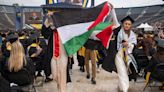 Cerca de 50 estudiantes interrumpieron una ceremonia de graduación de la Universidad de Michigan en protesta por la guerra en Gaza