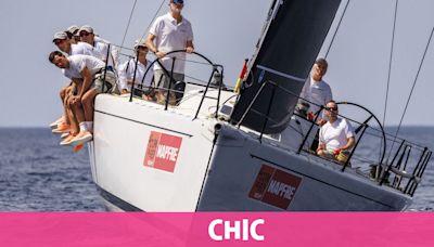 Felipe VI sale a navegar en Palma para preparar la Copa del Rey de vela