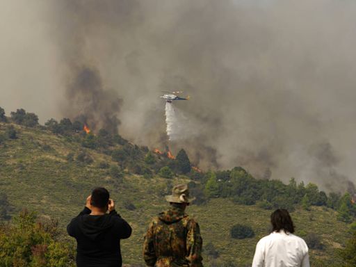 Hundreds of firefighters battle wildfire raging in southern Greece for third day