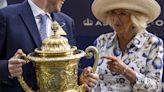 Queen presents trophy at Royal Ascot