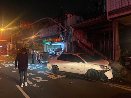 影／彰化男凌晨下班太疲勞...開車打瞌睡撞壞路燈 嚇醒居民