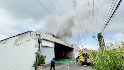 快訊／高雄鐵皮工廠燒起來！4人受困火場 57消防員緊急救援...現場畫面曝 | 蕃新聞