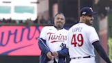 El héroe deportivo de su niñez lo sorprende antes del inicio del juego. Bonito gesto de Johan Santana con Pablo López