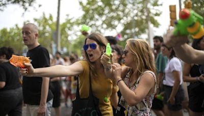 Manifestantes antiturismo de Barcelona disparan con pistolas de agua a los visitantes