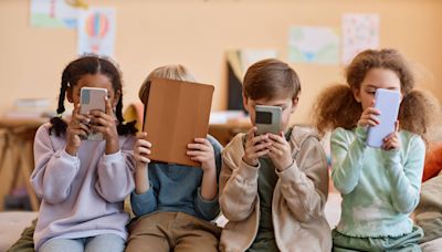 Movimento de mães defende banir o celular dentro das escolas