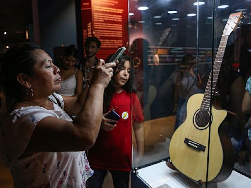 Alejandro Sanz dona guitarra a museo mexicano