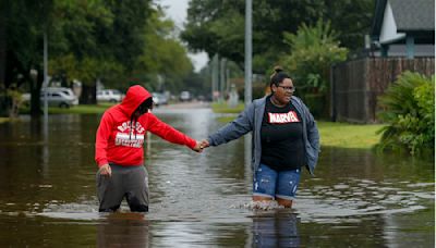 Autoridades ordenan evacuación obligatoria de área metropolitana de Houston ante una “ola de inundaciones” - La Tercera