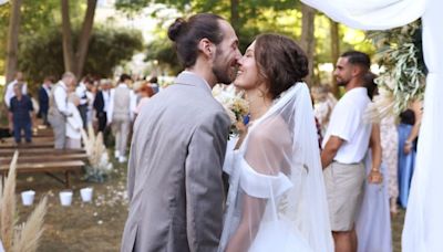 A random couple crashed my wedding — I couldn't believe the gift they left