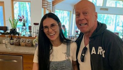 Demi Moore intenta no 'apegarse' al viejo Bruce Willis cuando le visita