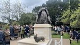 英女皇首座紀念雕像亮相 50+3隻柯基犬搶境︱有片