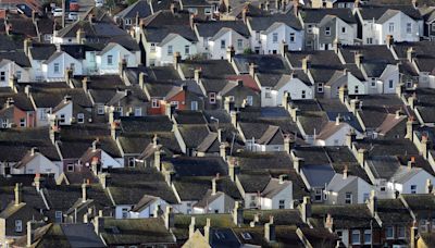 Average UK house price jumps by more than £2,200 in a month