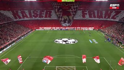 En honor a Beckenbauer: El mosaico de los hinchas del Bayern previo al duelo ante el Madrid