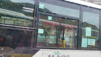 基隆公車撞台電變電箱！八斗子253戶停電…海產店哀號