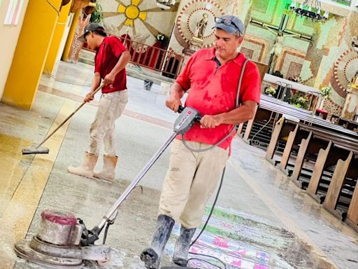 Realizan trabajos de pulitura de pisos a la iglesia Santa Ana en Juan José Mora