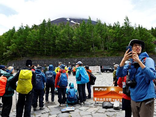 Japón impone nuevas tasas a los escaladores del monte Fuji para limitar el número de turistas
