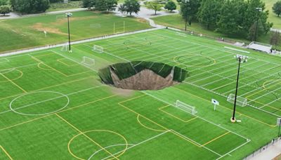 Un impresionante socavón se traga un campo de fútbol en Illinois