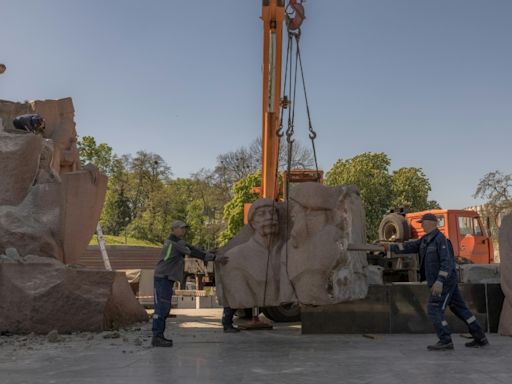 Kiev desmantela un monumento soviético que evoca la amistad con Rusia