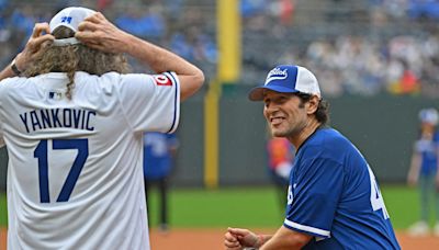 Padres score nine in 8th to top Royals