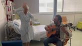 Un enfermo de cáncer y una mujer en paliativos se arrancan con la guitarra y las palmas en el hospital: "Alegría"