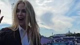 Nicole Kidman assiste competição de Rayssa Leal em Paris e faz 'ola' com a torcida brasileira