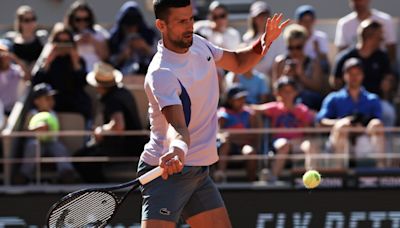 Djokovic llega a París y entrena en Roland Garros