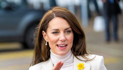 Kate Middleton de retour : très élégante en robe blanche à col marin, chapeau à plume et escarpins