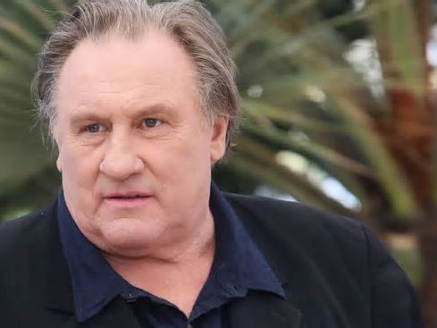 Gérard Depardieu : Edouard Baer sans équivoque sur l’incident dans l’avion, « Il a uriné devant tout le monde