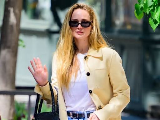 Jennifer Lawrence ha encontrado los vaqueros de la primavera (que, por cierto, están en Zara)