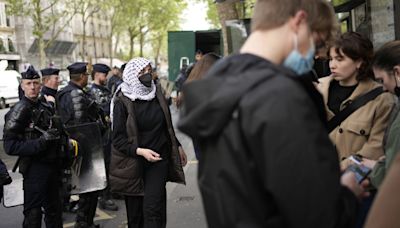 La policía de París retira pacíficamente a los estudiantes que protestan a favor de Palestina