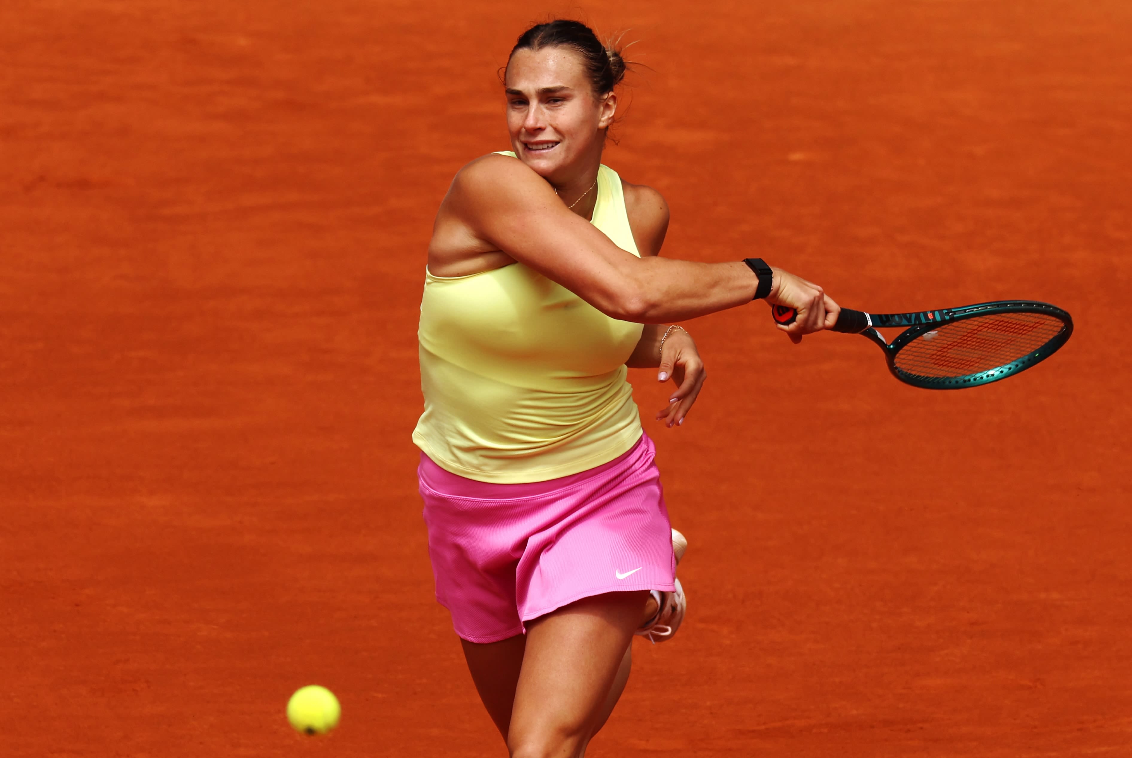 Aryna Sabalenka defeats Magda Linette, begins Mutua Madrid Open title defense | Tennis.com