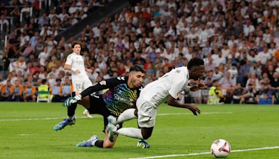 Van Basten clama por el penalti: “Vinicius le dio una patada”