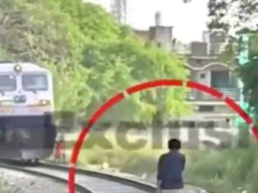 Man Jumps on Railway Track, Blows Kiss to Stop Train; Loco Pilot's Reaction Wins Internet | VIDEO