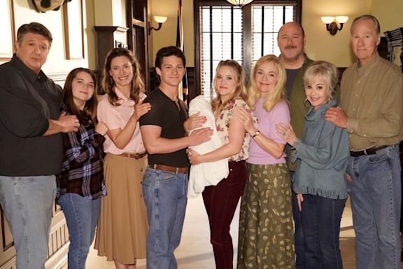 Georgie & Mandy’s First Thanksgiving Will Be a Young Sheldon Family Affair