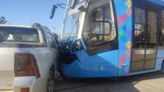 Una camioneta chocó contra el Tren Metropolitano de Cochabamba