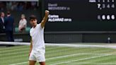 De las pifias a las risas: la divertida voltereta de Carlos Alcaraz en Wimbledon - La Tercera