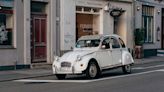 Une mythique Citroën 2 CV blanche part à la recherche du bonheur !