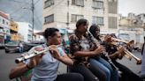 Aprender música en la calle, un regalo para niños de una favela de Caracas