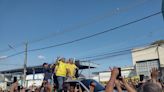 Fora do período de campanha, Bolsonaro faz mini carreata com candidato do PL em Itaguaí