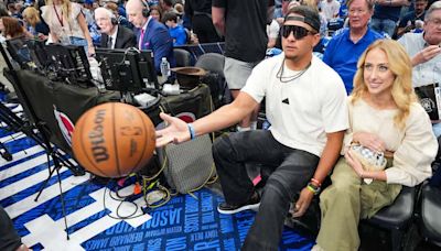 Which celebrities sat courtside for Mavs-Thunder Game 3 at AAC in Dallas?