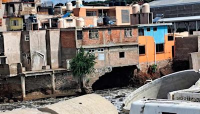 Río Tula a punto de "comerse" vivienda y patio de escuela en Hidalgo