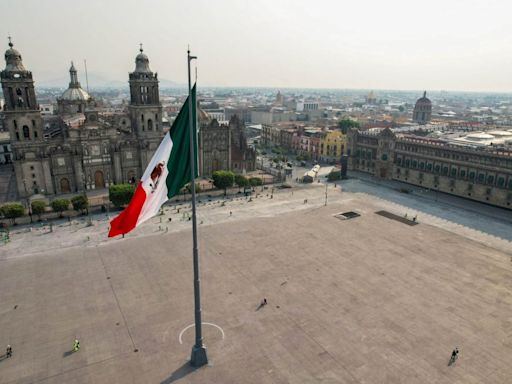 El Zócalo de Ciudad de México, un punto de tensión entre la ‘Marea Rosa’, el Gobierno y la protesta de maestros