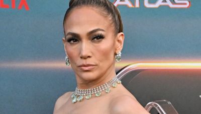 Jennifer Lopez destaca aliança em evento após rumores de crise no casamento