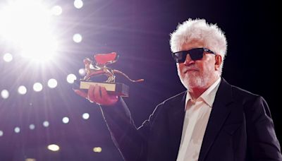 Pedro Almodóvar gana el León de Oro en Venecia y reivindica el derecho a una muerte digna: el discurso del director